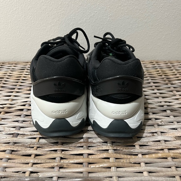 Adidas men’s Oznova size 10.5 Athletic Sneakers, black and white, GUC, comfort - Picture 3 of 8